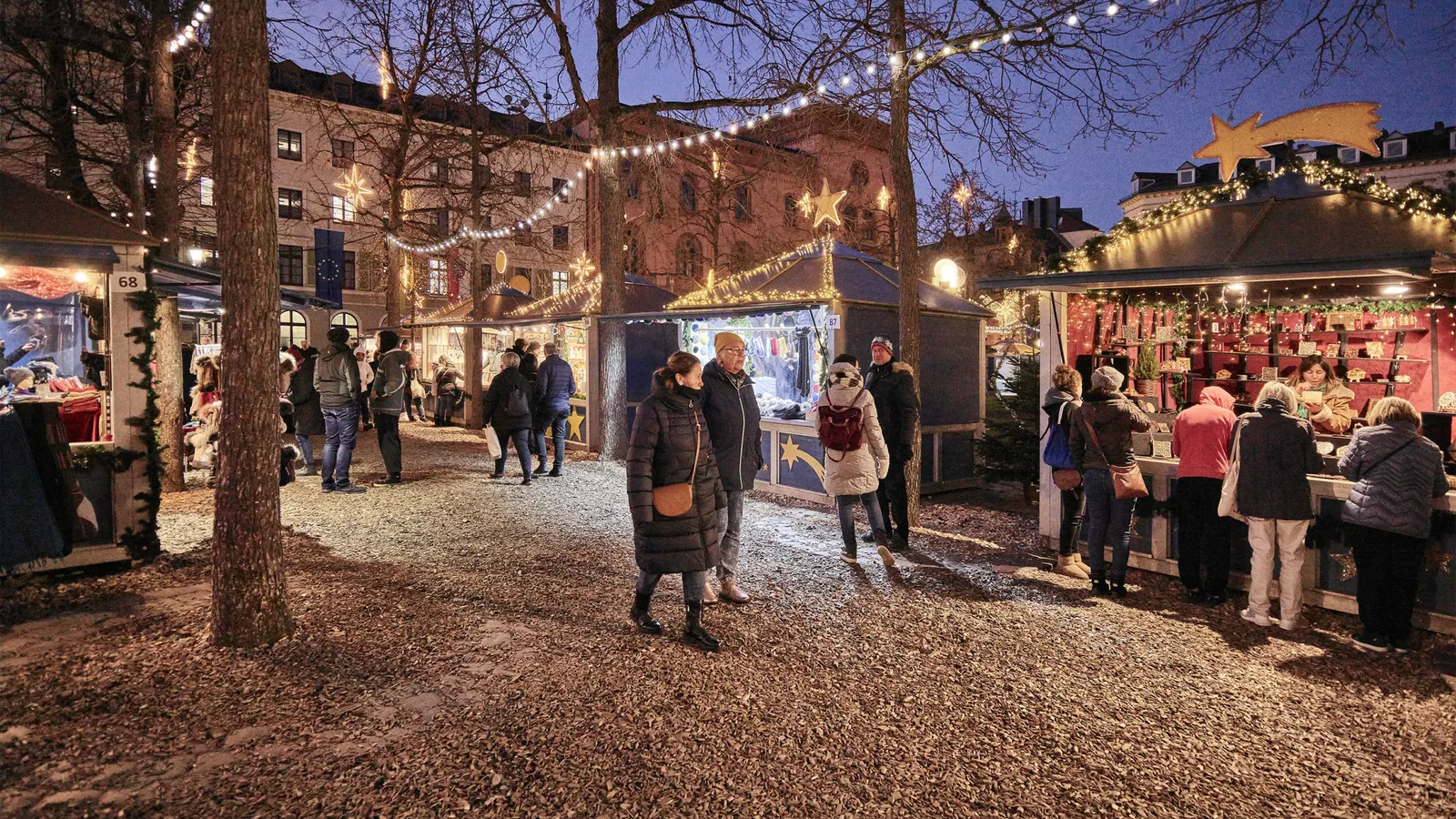 Unterschiedliche Blickwinkel auf den Sternschnuppenmarkt in Wiesbaden.
